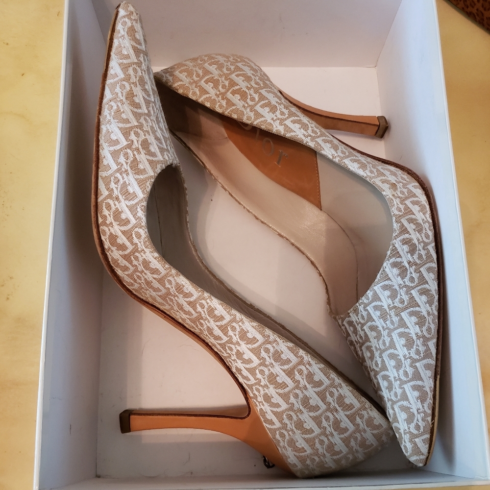 DIOR signature embroidered pump